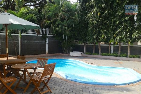 A vendre à Flic en Flac, complexe de 3 appartements avec piscine et grand espace terrasse et parking.