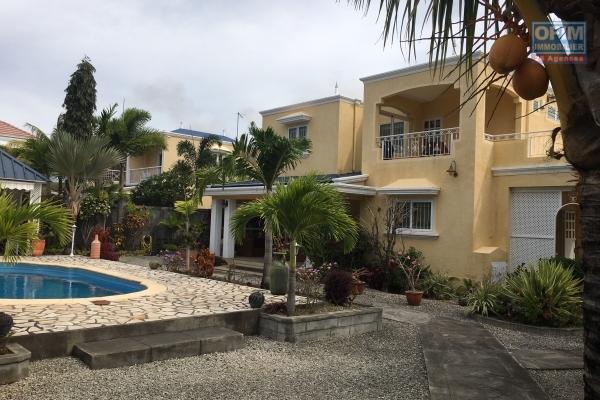 A louer maison de caractère de 4 chambres avec piscine, jardin arboré de 900 m2 et une dépendance à Péreybère.