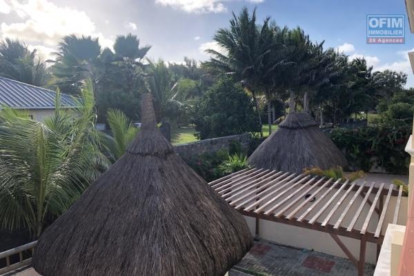 Accessible aux étrangers et aux mauriciens: A vendre une très belle villa récente à 200 mètres de la plage à Bain Boeuf, éligible à l’achat aux étrangers qui désirent l’occuper ou la mettre en location.