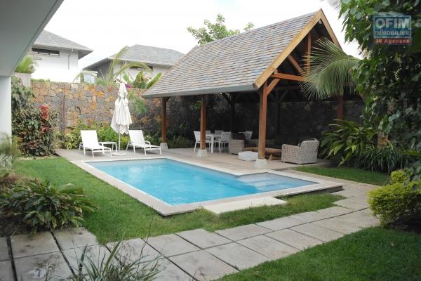 Rivière Noire à vendre villa IRS de luxe accessibles aux étrangers dans un complexe sécurisé proche des commerces et plage.