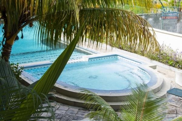 Flic en Flac à vendre appartement 2 chambres avec piscine dans résidence sécurisée 24H/24H, proche de la plage et des commerces au calm.