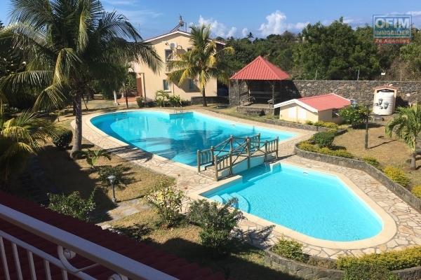 Baisse de Prix : A louer appartement de 2 chambres dans une résidence calme avec piscine commune à Grand Gaube.