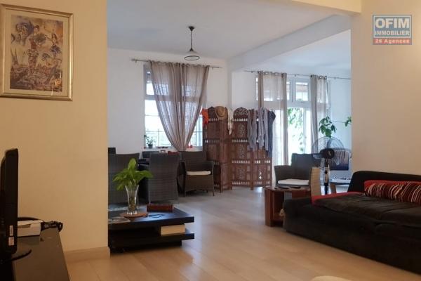 A louer un appartement de 3 chambres avec 80 m2 de terrasse à la Pointe aux Canonniers.