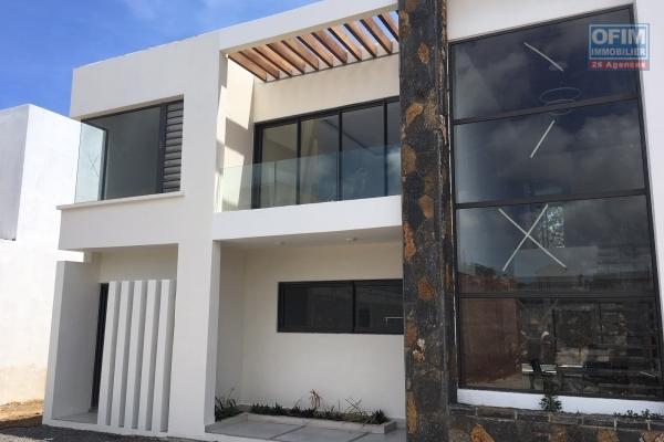 EXCLUSIVITE OFIM : A louer villa neuve de 5 chambres + bureau + piscine aux Domaine des Intemporelles à Grand Baie.