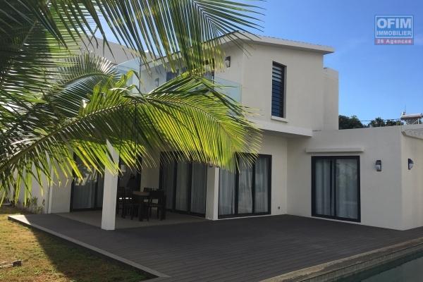 A louer villa de 230 m2 habitable, 4 chambres avec piscine et 600 m2 de jardin arboré dans un domaine fermé et sécurisé à Trou aux Biches.