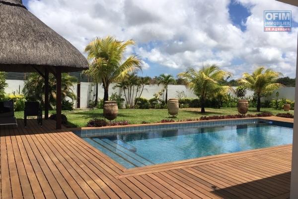 A louer superbe villa de 4 chambres plus dépendances avec piscine dans domaine privé et sécurisé sur Grand Baie.