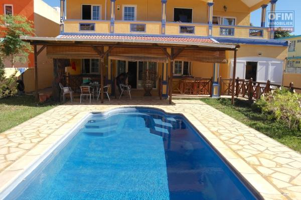 Albion vente villa de charme avec piscine et garage à deux pas de l'océan au calme