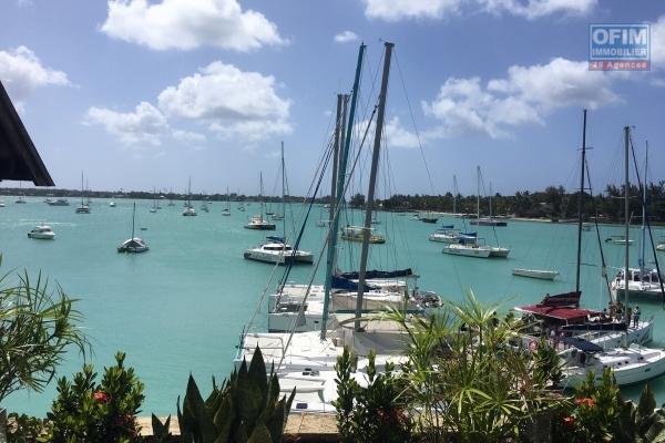 A louer penthouse de 4 chambres en suites les pieds dans l’eau avec belle vue mer à Grand Baie.