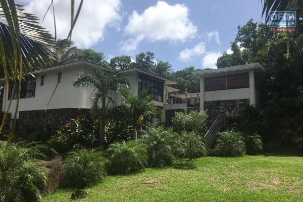 A louer villa de 6 chambres et 2000 m2 de jardin et une piscine privée au Domaine Hillside à Belle Vue.