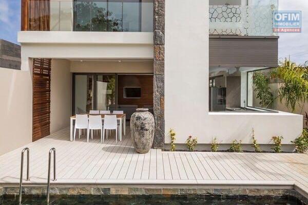 Accessible aux étrangers et aux mauriciens : A vendre une villa neuve avec un statut RES permettant l’achat par des étrangers avec obtention d’un permis de résidence permanent située à 2 pas de la station balnéaire de Grand Baie.