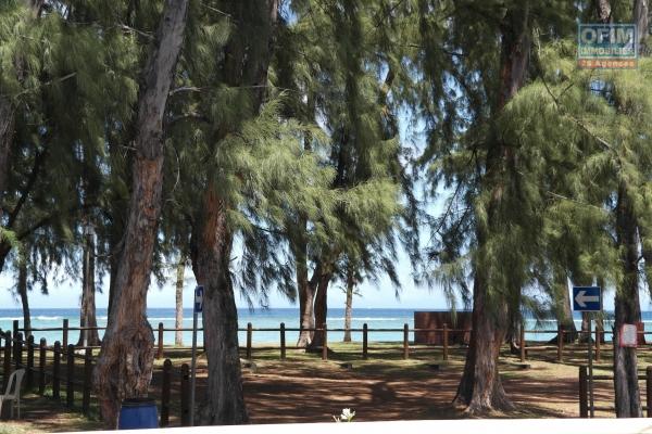 Flic en Flac à louer appartement 3 chambres au bord de la plage avec piscine dans résidence sécurisée 24H/24H.