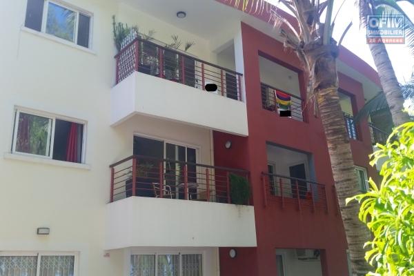 Extrêmement bien situé pour les amoureux de la mer, sur la route royal, à louer long terme à Flic en flac, appartement 3 chambres avec piscine et parking couvert.
