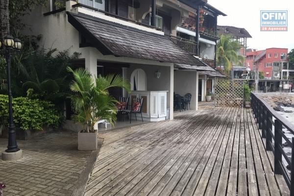 A louer appartement T3 pieds dans l'eau au centre ville de Grand Baie.