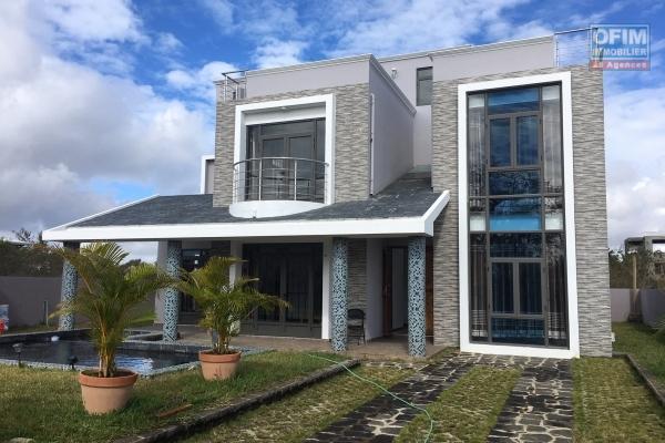 Villa 5 chambres et bureau , piscine et jardin arboré dans domaine privée et sécurisé à Mont Choisy