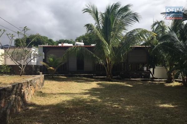 BAISSE DE PRIX SUR CETTE MAISON .............A louer en long terme une maison créole de type T3 et un studio indépendant à 50 mètres de la plage à Grand Gaube