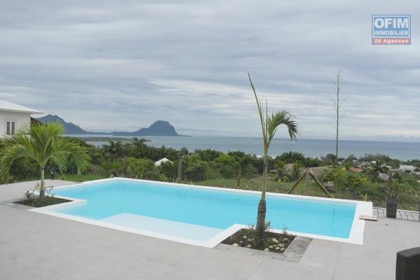 Rivière Noire à vendre charmante villa 3 chambres et 1 bureau, décorée avec goût, une vue époustouflante, piscine et jardin. Située dans un quartier sécurisée, résidentiel au calme.