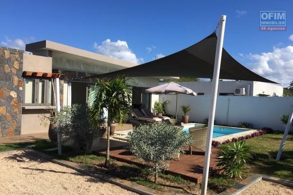 Location charmante villa moderne de 3 chambres avec jardin arboré et piscine, chemin 20 pieds à Grand Baie.
