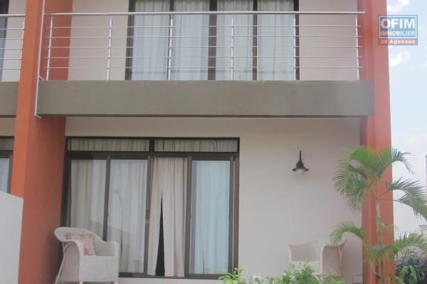 Flic en Flac location d'un triplex de 3 chambres avec piscine et vue dégagée sur Flic en Flac