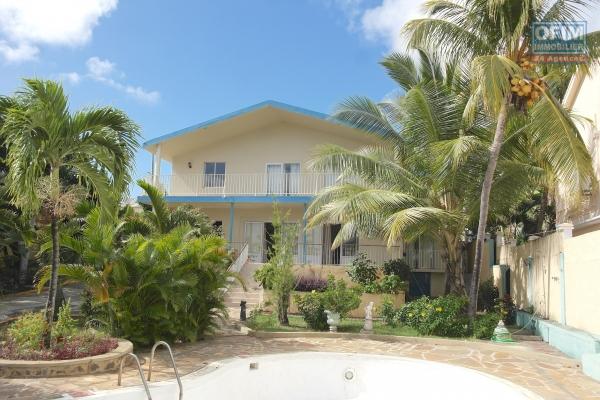 Flic en Flac à louer appartement 3 chambres dans villa avec piscine et abri voiture situé dans un quartier très calme.