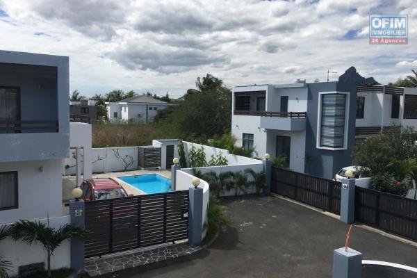 Tamarin, a louer belles villas de 4 chambres, 213m² sur un terrain de 409m² dans un complexe sécurise avec piscine et cour en individuel