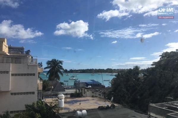 Appartement T4 de 250 m2 habitable avec vue mer à vendre à Grand Baie centre ville accessible aux mauriciens et aux étrangers.