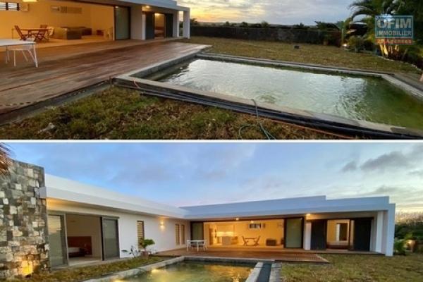 Villa T4 neuve et très spacieuse à louer sur Grand Baie (à 2 mn du mall et du golf de Mon Choisy) dans un domaine privé et sécurisé.