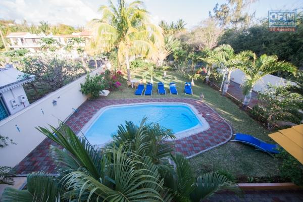 Villa T8, 6 chambres sur 16 perches de terrain et piscine à louer sur la Pointe aux Canonniers (PETIT PRIX POUR GRANDE SURFACE).