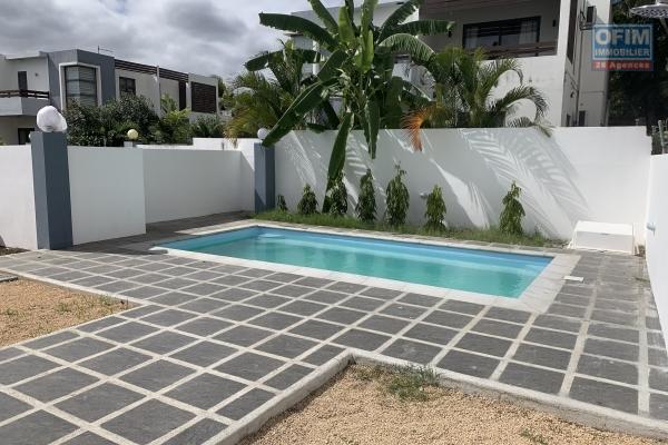 Tamarin à louer belle villa de 4 chambres avec piscine située dans un complexe sécurise proche plage et commerces.