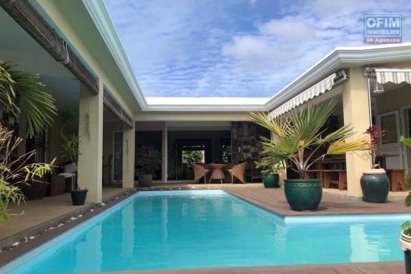 A vendre une très grande villa de plain-pied de 350 m2 avec une partie en sous-sol à Calodyne.