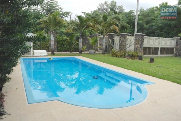 A louer villa 3 chambres avec piscine à Riviere Noire située dans un complexe sécurisé et au calme un véritable havre de paix.