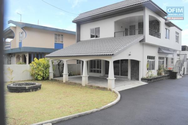 Vacoas à louer belle villa 4 chambres non meublées avec garage 2 voitures, situé dans un quartier calme.