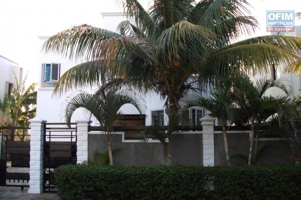 Immense villa à louer dans Flic en Flac dans un quartier résidentiel et paisible.