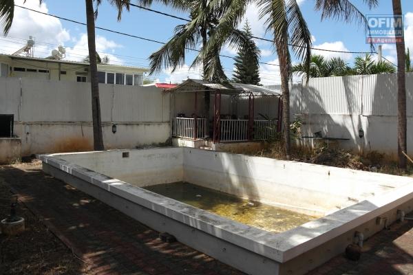 Albion à vendre villa 11 chambres avec piscine sur 577M2 de terrain située dans le quartier de Belle Vue au calme prévoir de gros travaux.