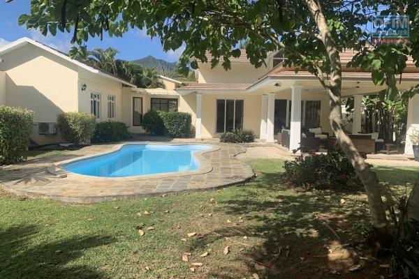 Rivière Noire à vendre charmante et agréable villa 4 chambres avec piscine possédant un vaste jardin arboré et clos dans un morcellement résidentiel et calme.