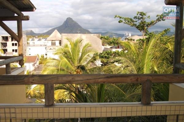 Vrai Penthouse à 2 pas de la mer à vendre avec vue magnifique sur les montagnes et Flic en flac.