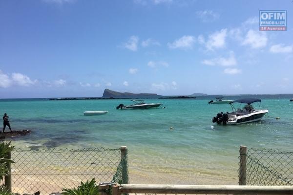 Baisse de prix: En vente locale maison 4 chambres pieds dans l’eau sur 1055 m2 de terrain clos et arboré à Cap Malheureux.