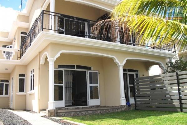 A louer long terme, Flic en flac, duplex jumelé de 4 chambres avec vue de mer dans un secteur très paisible.
