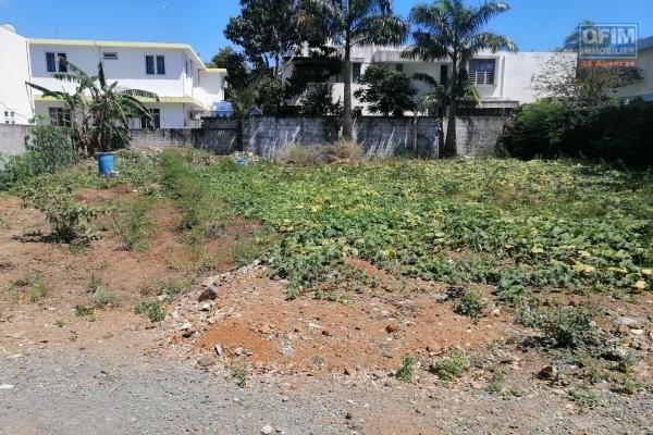 A vendre belle parcelle de terrain de 17 perches à la Pointe aux Canonniers.
