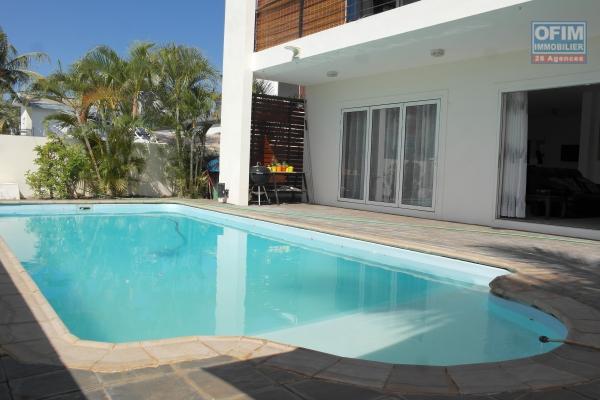 Flic en Flac à louer splendide et grande villa 4 chambres, piscine et belle vue dégagée, situé dans un quartier résidentiel et calme.