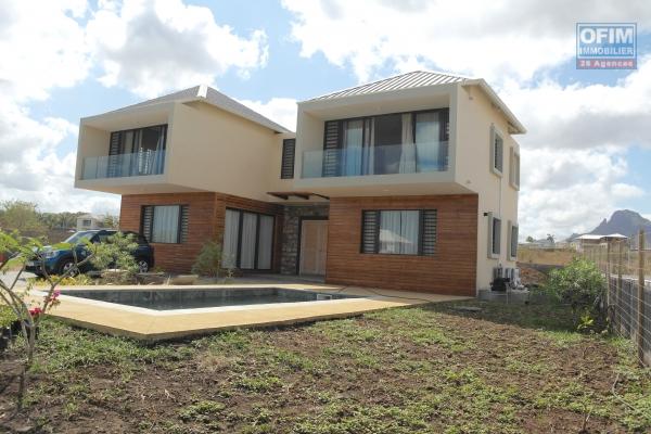 Flic en flac à louer villa neuve contemporaine 4 chambres avec piscine située dans un domaine de prestige et sécurisé au calme.