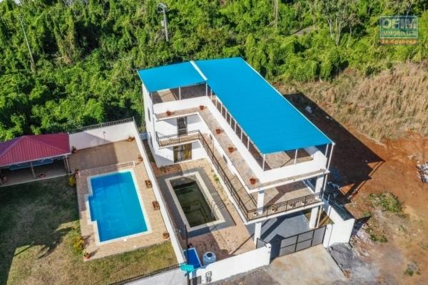 En vente locale villa neuve 4 chambres avec piscine et jardin à Pereybère.