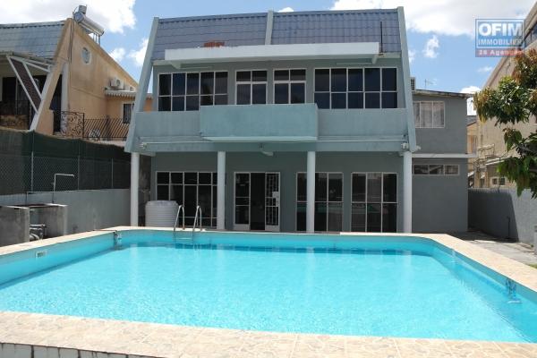 Villa duplex 4 chambres climatisées avec piscine et garage à 2 minutes du centre et de la plage au calme.