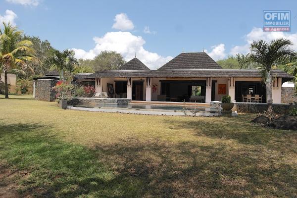 Tamarina à vendre luxueuse villa IRS 5 chambres avec piscine sur un golf à 2 pas de la plage