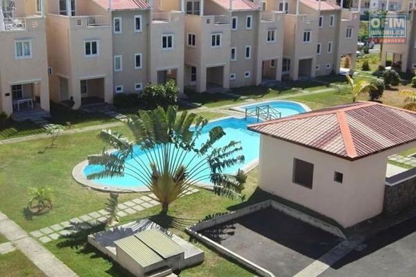 En exclusivité en vente à Grand Gaube triplex 3 chambres dans un agréable complexe sécurisée avec piscine à proche de la plage et des commerces