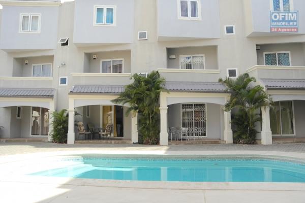 Flic en Flac à louer triplex 3 chambres avec piscine situé dans une résidence sécurisée à deux pas de la plage.