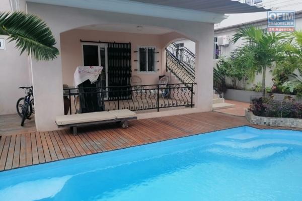 A vendre 4 appartements à La Pointe aux Canonniers non loin de toutes commodités, ligne de bus, resto et de la plage.