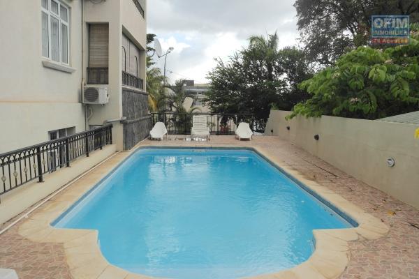 Flic en Flac à louer appartement 2 chambres situé au rez-de-chaussée d’une résidence sécurisée avec piscine à deux pas des commerces et de la plage.