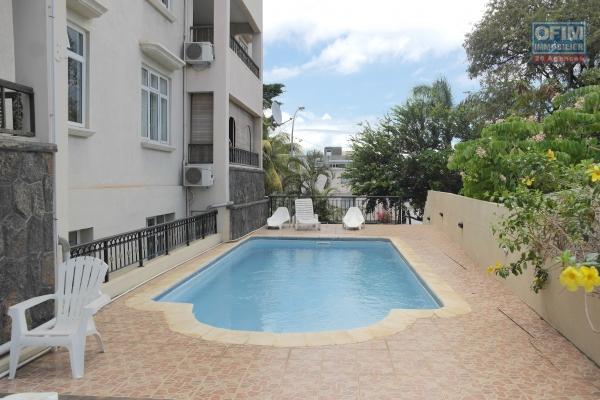 Flic en Flac à louer appartement de standing 2 chambres avec piscine à deux pas de la plage et des commerces.