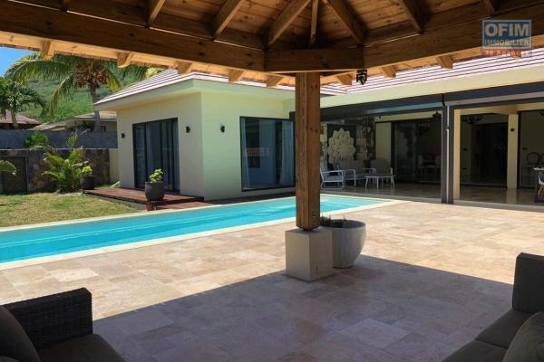 Tamarin à vendre magnifique villa neuve et contemporaine 3 chambres avec piscine et double garage dans un morcellement sécurisé et recherché.