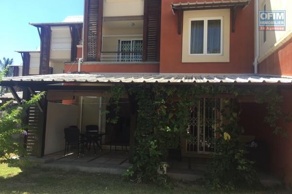 En location long terme, duplex 3 chambres au jardin du cap, résidence privée avec piscine commune à bain bœuf (150m de la plage).